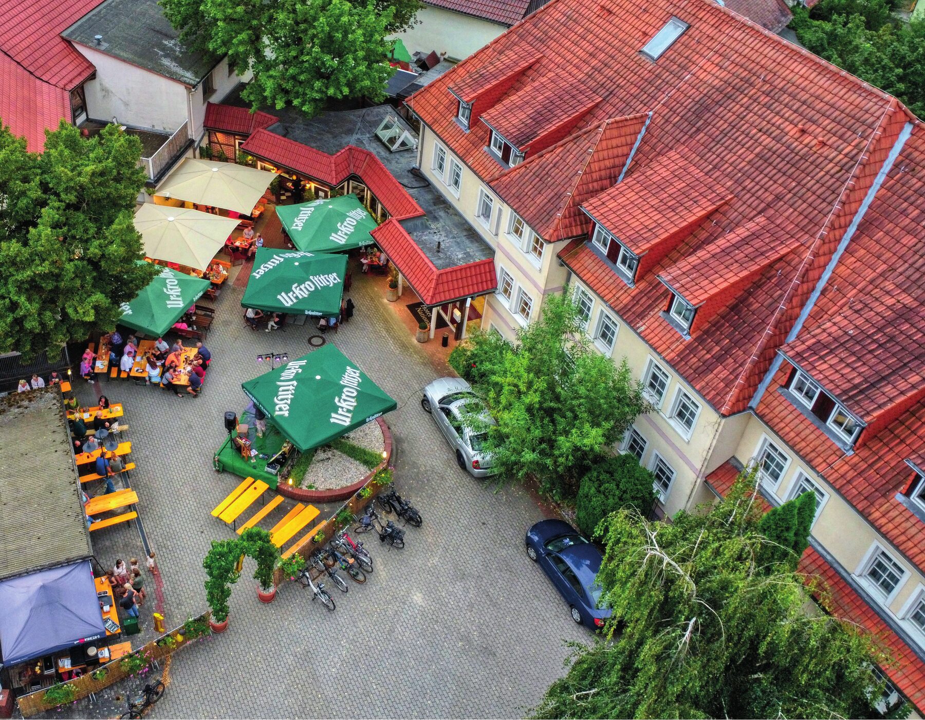 Biergarten des Hotel National aus der Vogelperspektive